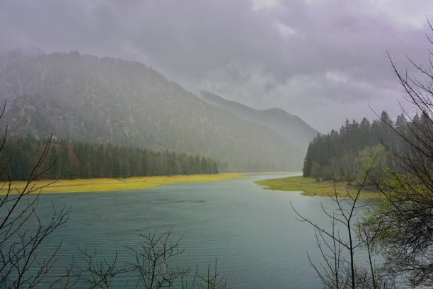 entre ruhpolding et reit im winkl, le weitsee, le mitter et le loedensee forment l’un des plus beaux paysages lacustres du chiemgau, la région des trois lacs. les habitants l’appellent affectueusement « little canada ». - water surface european alps mountain valley photos et images de collection