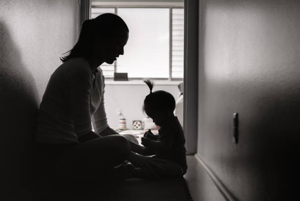 Traurige Mutter zu Hause mit Baby, das sich deprimiert fühlt – Foto