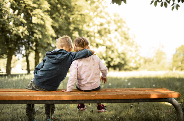 garçon fille amis frères et sœurs amitié - toddler child nature friendship photos et images de collection