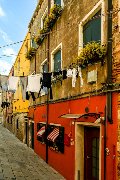 Caratteristico vicolo aVenezia con panni stesi