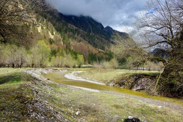 zwischen ruhpolding und reit im winkl bilden der weitsee, der mitter und der lödensee eine der schönsten seenlandschaften im chiemgau, das drei-seen-gebiet. die einheimischen nennen es liebevoll "little canada". - 2322 stock-fotos und bilder