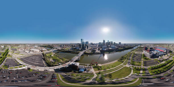 360º equirectangular panorama centrum nashville, tennessee w słoneczne popołudnie w kwietniu z północnej strony rzeki cumberland w pobliżu nissan stadium - coliseum zdjęcia i obrazy z banku zdjęć