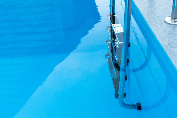 プールのスチール製のはしご。ゴム引きステップ。プールの青い水 - swimming pool residential structure style steps ストックフォトと画像