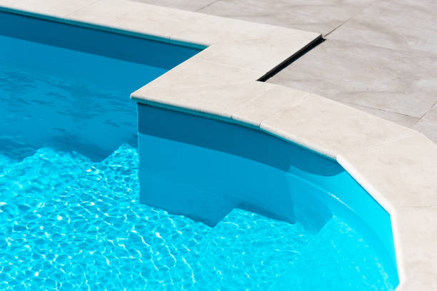 プール内の澄んだ青い水。ステップのクローズアップ。カントリーハウスの裏庭でリラックス - swimming pool residential structure style steps ストックフォトと画像