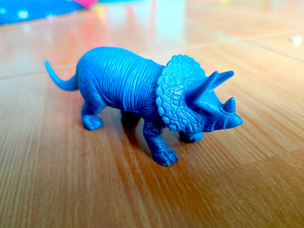 triceratops dinosaurier spielzeug - dinosaur toy dino monster stock-fotos und bilder
