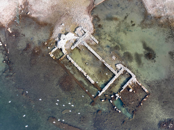 vue aérienne de la basilique aziz neophytos (d’après isa 740) sous le lac iznik à bursa, turquie. - iznik photos et images de collection