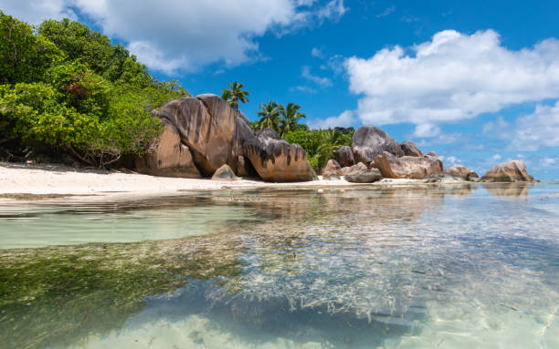 atemberaubende strandlandschaft von anse source d argent, la digue island, seychellen. - granite travel stock-fotos und bilder