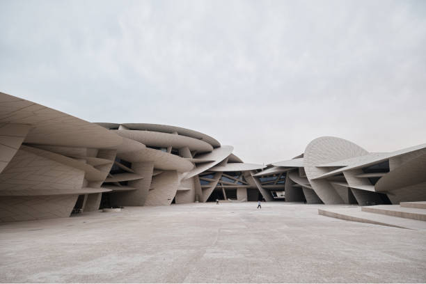 doha, qatar, architecture du musée national du qatar conçu par l’architecte jean nouvel le musée a la forme d’une rose du désert, ouvert en mars 2019 - desert rose photos et images de collection