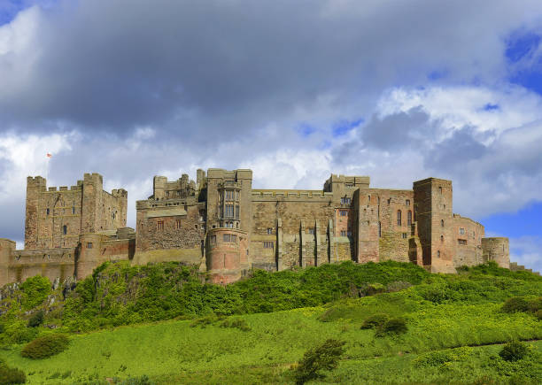 castello di bamburgh sulla costa orientale della gran bretagna - castle bamburgh english culture old foto e immagini stock