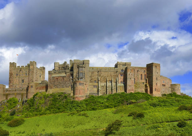 영국 동부 해안의 뱀버그 성 - bamburgh england castle fort 뉴스 사진 이미지