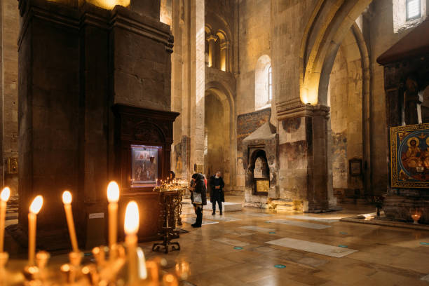 mtskheta, georgia - march 18, 2022: fresco, frescoes. people praying in svetitskhoveli cathedral of the living pillar, ancient georgian orthodox church - mtskheta imagens e fotografias de stock