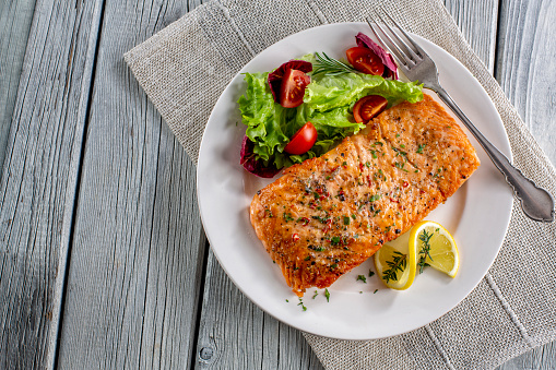 Barbecuing salmon and vegetables.