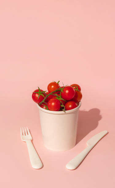 tomates cereja frescos em um copo de papel - kitchen knife raw food food and drink fork - fotografias e filmes do acervo