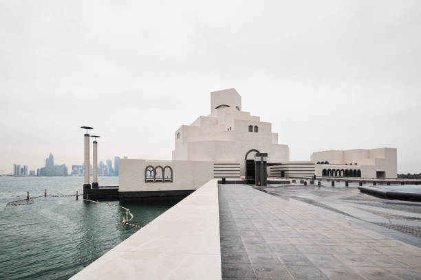 doha, katar, das ikonische gebäude des museums für islamische kunst, das vom architekten i. m. pei entworfen wurde, befindet sich an der doha corniche - museum of islamic art doha stock-fotos und bilder