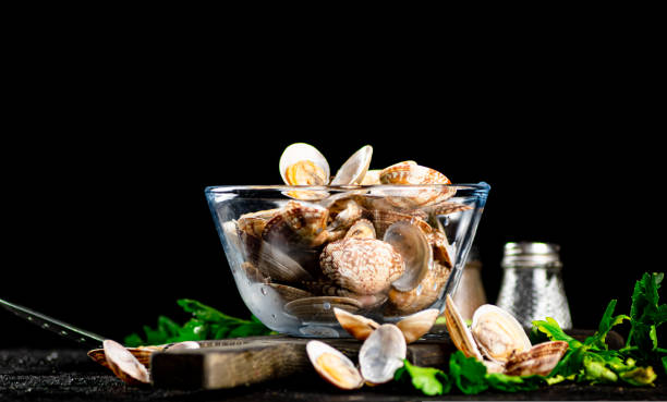 istock Fresh vongole in the bowl on a cutting board with parsley. 1487026400