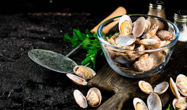 istock Fresh vongole in the bowl on a cutting board with parsley. 1487026585