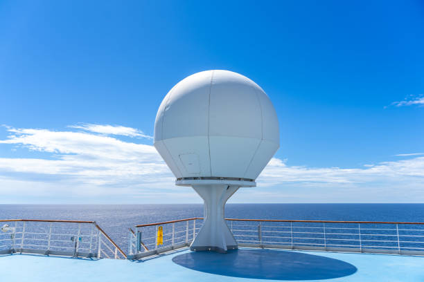 antennes blanches, radar et autres équipements de communication et de navigation sur le mât du navire - tall ship audio photos et images de collection