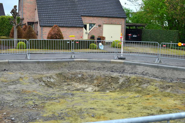 leuven przeprojektowuje wiejską ulicę z materiałów przepuszczających wodę - garden fence flash zdjęcia i obrazy z banku zdjęć