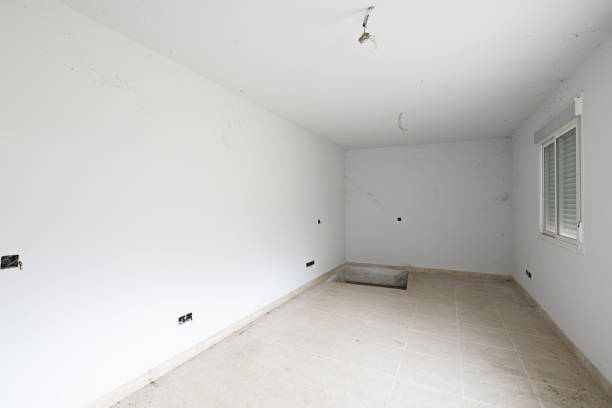 istock An empty room without ending up with a hole in the floor and no plugs 1487042033