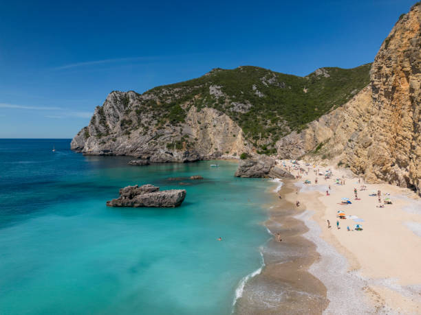 istock Tourists on the beach in Sesimbra 1487044657