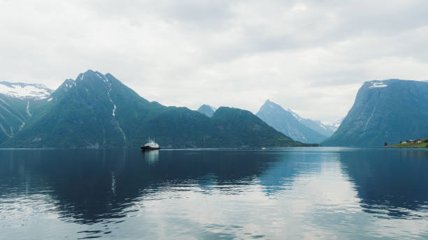 dramatischer blick auf die fähre auf dem hjorundfjord in blauen sommerfarben in norwegen - lysefjord stock-fotos und bilder