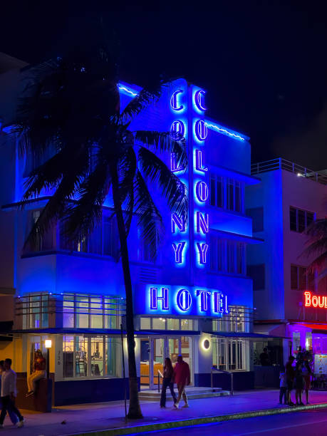 colony hotel, miami beach, floride, états-unis la nuit - colony photos et images de collection