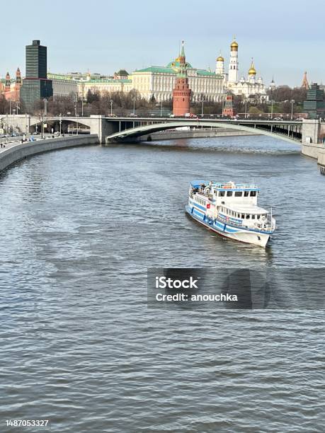 Barco Turístico De Placer En El Río Moscú Rusia Foto de stock y más banco de imágenes de Agua - Agua, Aire libre, Arquitectura