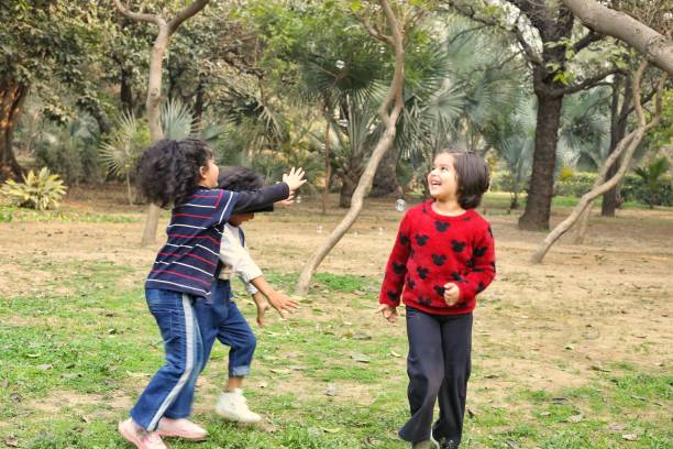 istock Kids Day Out picnic And Playing with friends 1487053714
