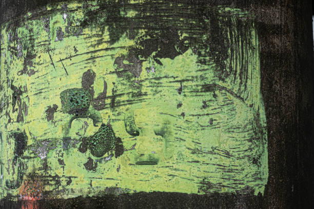 istock Green paint on black metal pole grunge texture 1487065132