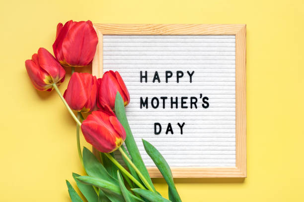 tablica filcowa z tekstem szczęśliwego dnia matki, bukiet czerwonych tulipanów na żółtym tle kartka świąteczna płaski leżenie widok z góry - mothers day tulip yellow greeting card zdjęcia i obrazy z banku zdjęć