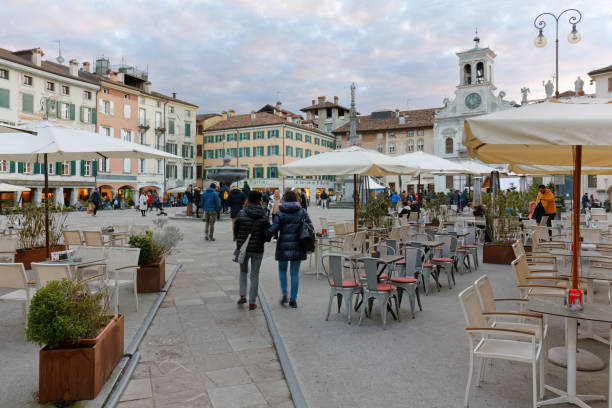 stadtleben auf dem matteotti-platz in udine - people winter urban scene chair stock-fotos und bilder