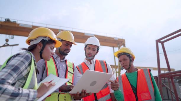 Construction manager in safety uniform have meeting with contractor, talking about details precast wall of housing project and construction progress at manufacture factory. Concept of real estate business, building construction industry. el gerente de construcción en uniforme de seguridad se reunió con el contratista, habló sobre los detalles de la pared prefabricada del proyecto de vivienda y el progreso de la construcción en la fábrica de fabricación. concepto de negocio inmobiliar