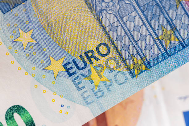 двадцать евро оранжевого цвета сфотографирован крупным планом - european union currency euro symbol currency paper currency стоковые фото и изображения