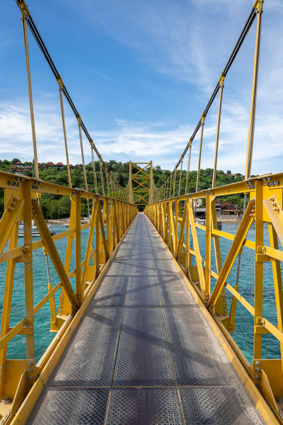 puente amarillo entre las islas de nusa ceningan y nusa lembongan - nusa lembongan fotografías e imágenes de stock