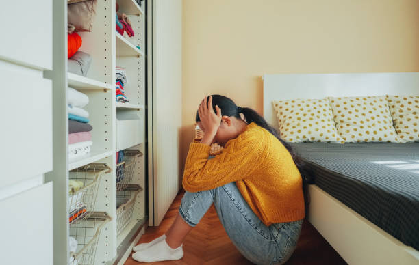 depressed girl at home - stereotypical housewife depression sadness women imagens e fotografias de stock