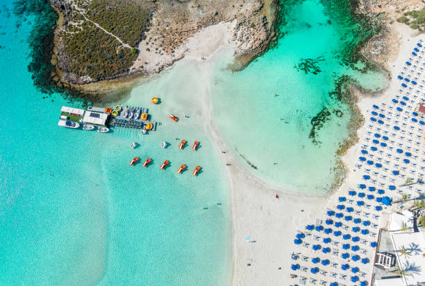 paesaggio con la spiaggia di nissi, ayia napa, cipro - cypruss foto e immagini stock