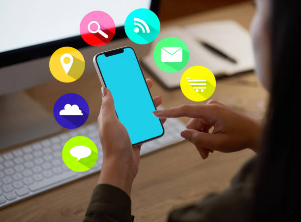 Phone app hologram, mockup screen or hands in office for social media, networking or reading blog news. Search, scroll or developer girl on smartphone for content search, website or futuristic tech holograma de aplicación de teléfono, pantalla verde de maqueta o manos en la oficina para redes sociales, redes o leer noticias de blogs. scroll o developer girl en la búsqueda de contenido del teléfono inteligente, notificación o icono futurista