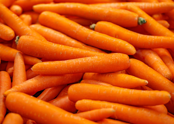 istock Carrots peeled, in bulk, on supermarket, selective focus 1487090270
