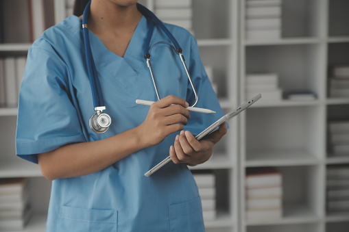 Männlicher Arzt Der Ein Rxrezept Ausschreibt Einen Kopierbereich