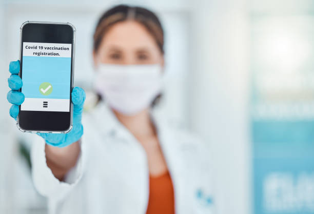 Doctor covid, vaccine passport on phone screen and vaccination certificate. International immigration, digital health innovation app, mobile technology and smartphone application for covid 19 online doctor covid, pasaporte de vacuna en la pantalla del teléfono y certificado de vacunación. inmigración internacional, aplicación de innovación en salud digital, tecnología móvil y aplicación de teléfono inteligente para covid 19 en línea