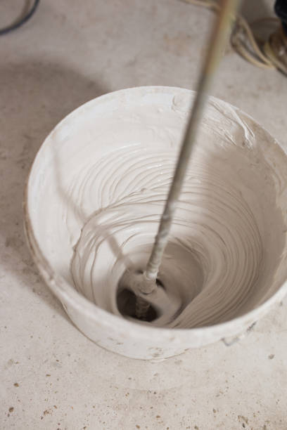 istock Leveling the walls with white putty 1487103362
