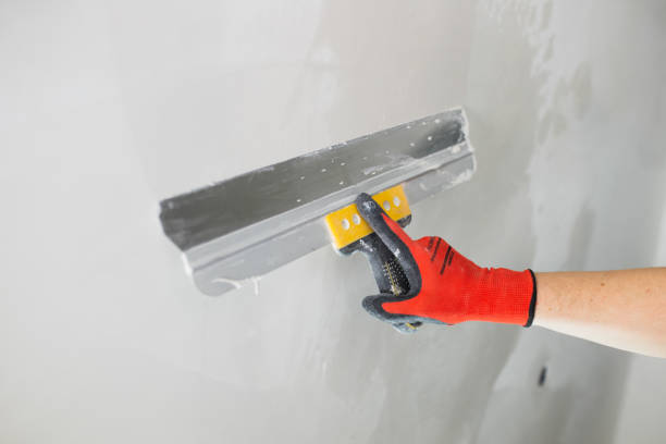 istock Leveling the walls with white putty 1487103374