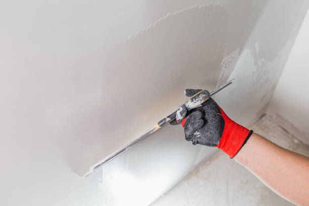 istock Leveling the walls with white putty 1487103394