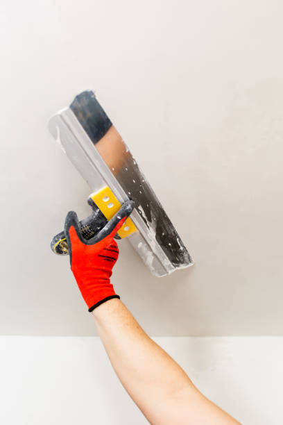 istock Leveling the walls with white putty 1487103420