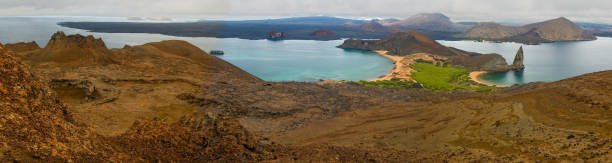 바르톨로메 섬(bartolome island), 피나클 록(pinnacle rock), 술리반 베이(sulivan bay) 용암이 제임스 섬으로 흐릅니다. 갈라파고스 제도, 에콰도르. - pinnacle rock 뉴스 사진 이미지
