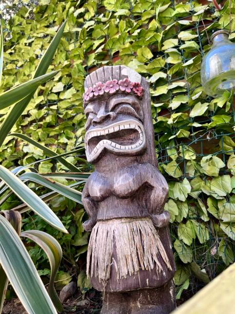 istock Tiki Woman 1487117766