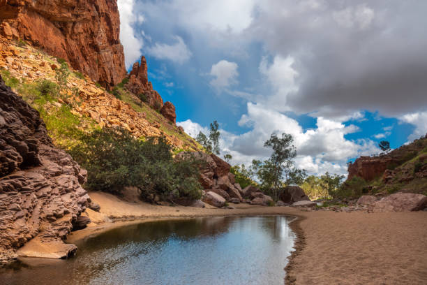 simpsons gap, larapinta trail, park narodowy west macdonnell, macdonnell ranges (tjoritja) terytorium północne, australia - west macdonnell ranges national park zdjęcia i obrazy z banku zdjęć