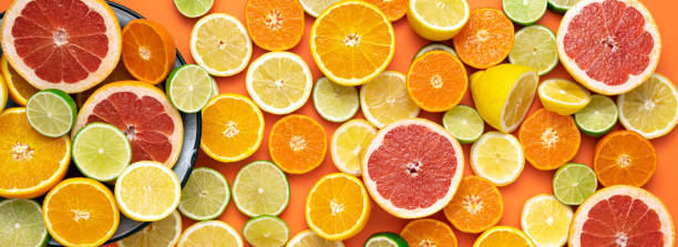 フラットレイアウトのバナーは、さまざまな新鮮でフルーティーでカラフルな柑橘系の果物で完全に満たされています。 ストックフォト