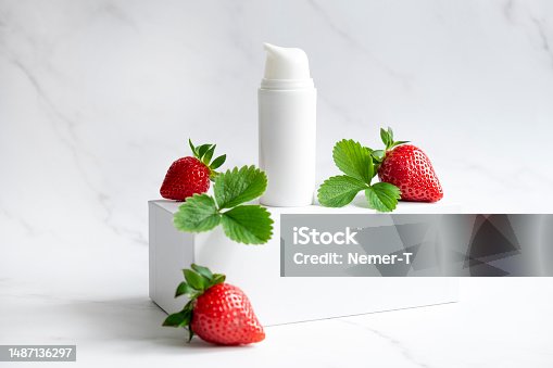 istock Cosmetic strawberry mockup 1487136297