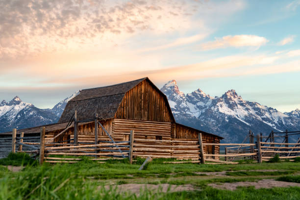 old wooden home at mormon row in jackson hole, wyoming on a partially cloudy day - yellowstone national park wyoming american culture landscape imagens e fotografias de stock